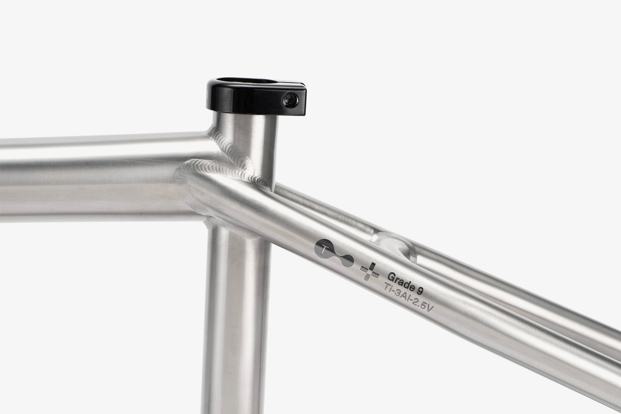 WITH USING THE HIGHEST GRADE 9 Ti-3A-2.5V TITANIUM TUBING, THE JACKAL FRAME IS SUPER LIGHTWEIGHT AND WAY STIFFER THAN USUAL STEEL FRAMES. FOLLOWING INCREDIBBLY HIGH TOLERANCES, PLUS THE BENEFIT OF CORROSION RESISTANCY MAKES THE FRAME ONE OF THE MOST DURABLE FLATLAND TITANIUM FRAMES ON THE MARKET.